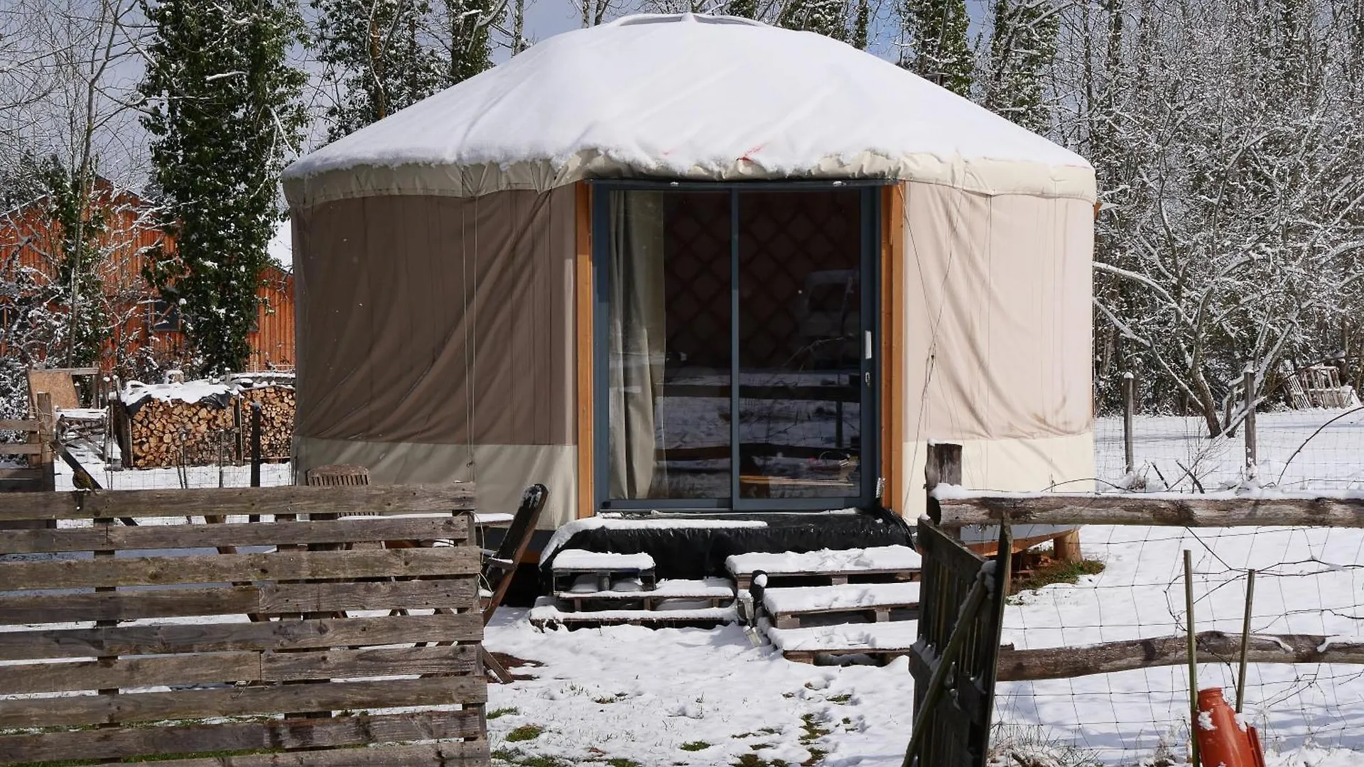 Luxe tent Ma Yourte Au Fond Du Jardin La Barthe-de-Neste